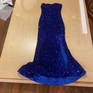 I’m selling prom dress